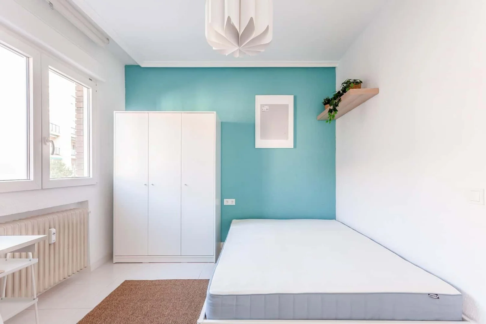 Quarto de estudante em  com área de estudo e instalações partilhadas