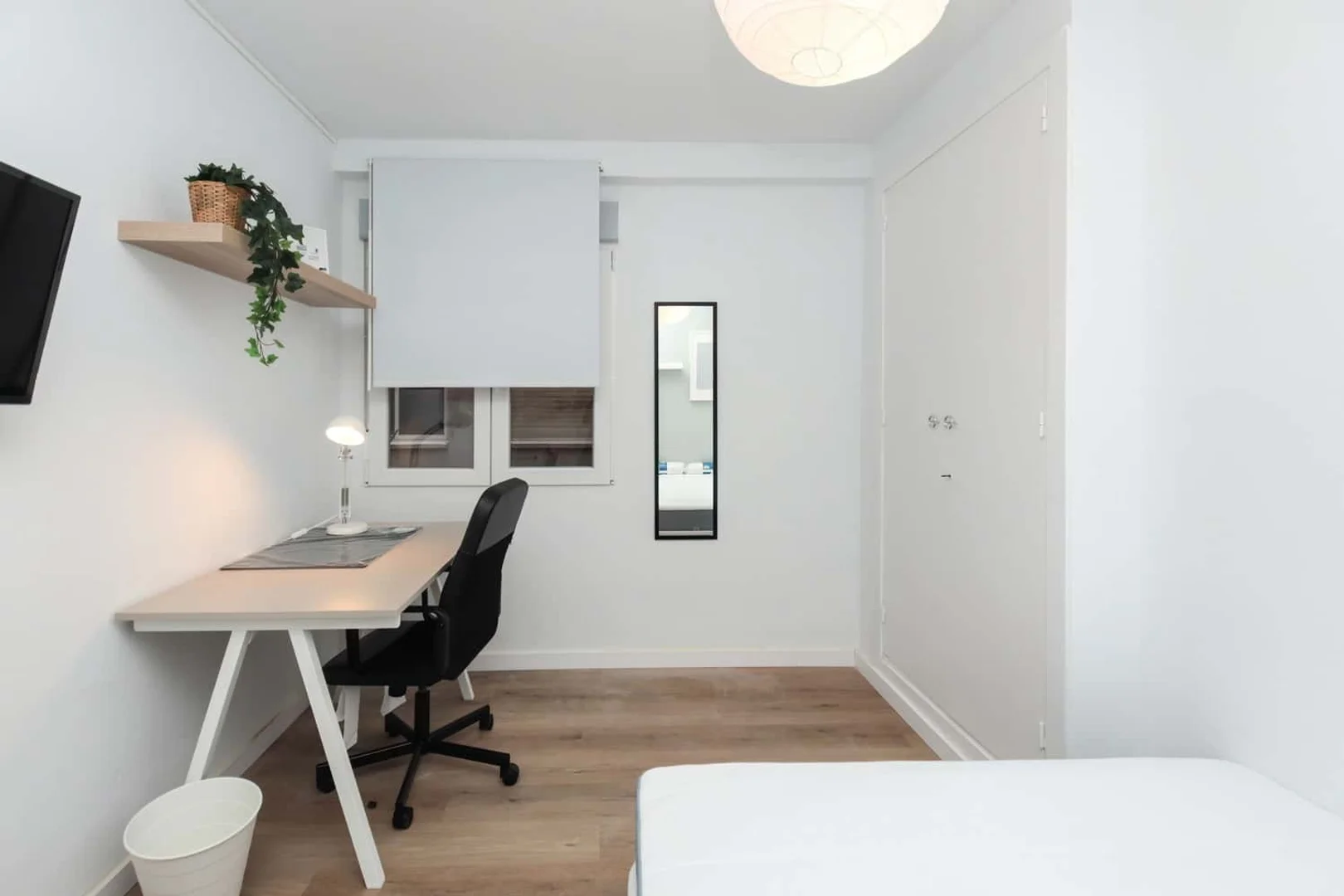 Chambre d'étudiant à  avec espace d'étude et installations communes