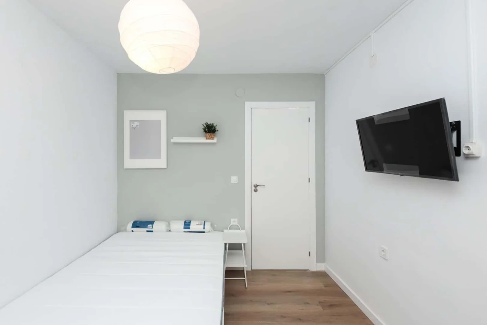 Chambre d'étudiant à  avec espace d'étude et installations communes