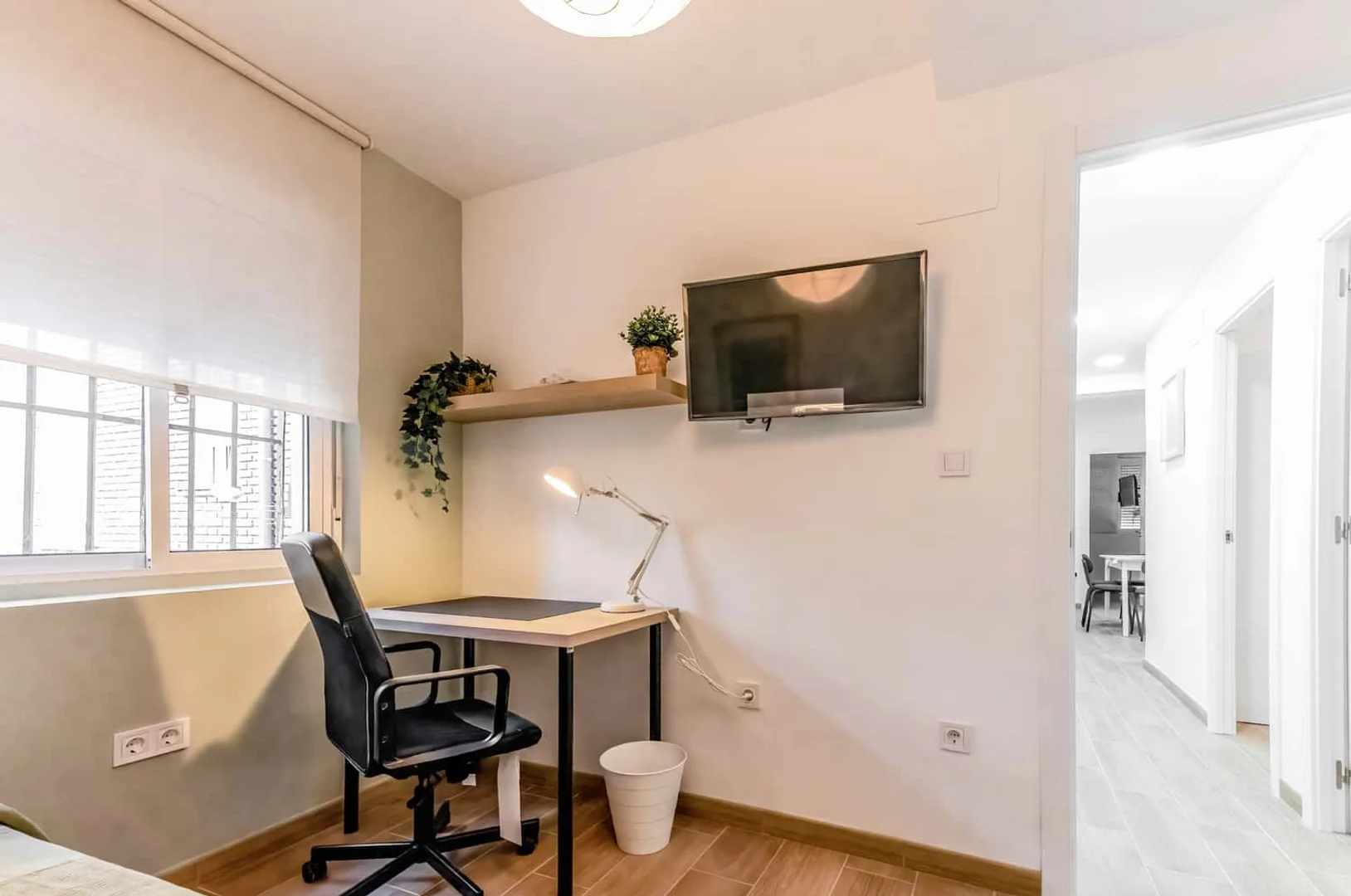 Chambre d'étudiant à  avec espace d'étude et installations communes