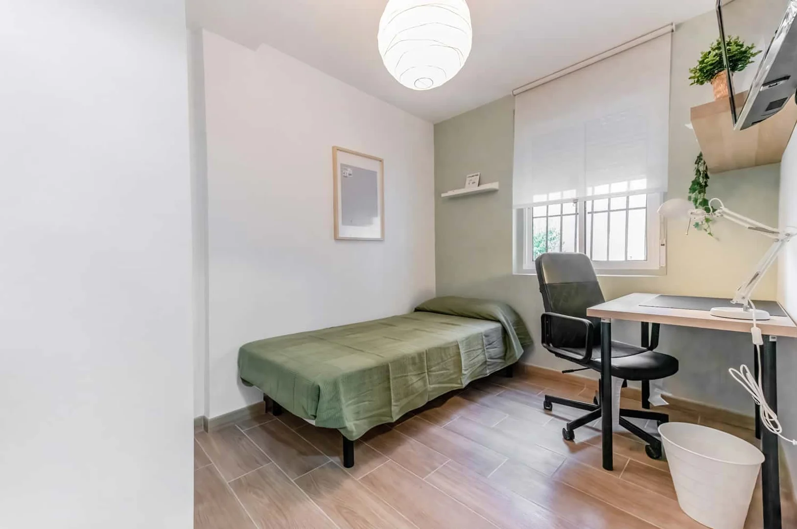 Chambre abordable pour les étudiants avec un bon éclairage dans 