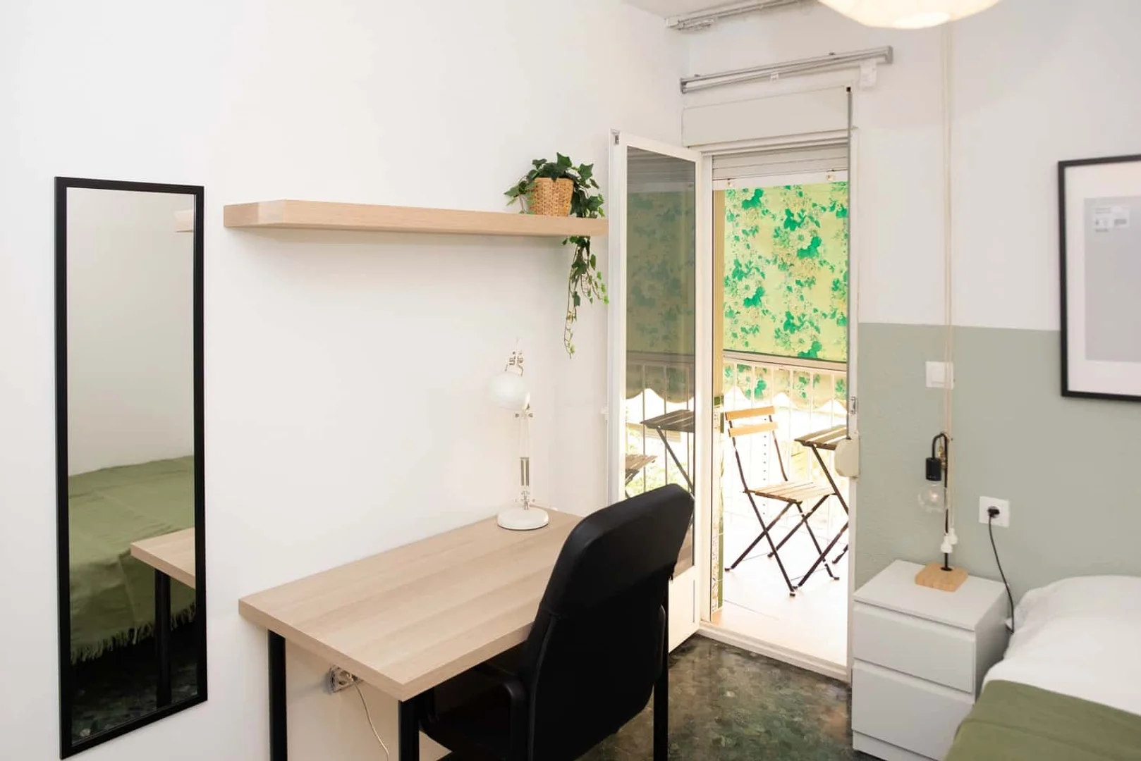 Funktionelles Studentenzimmer perfekt zum Studieren in 