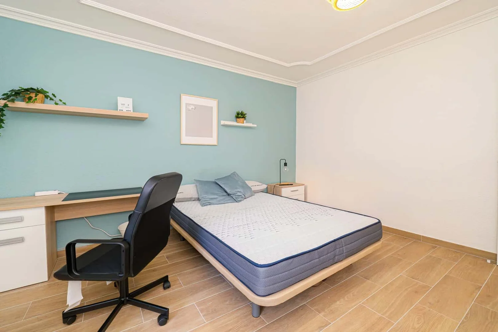 Functional student room perfect for studying in 