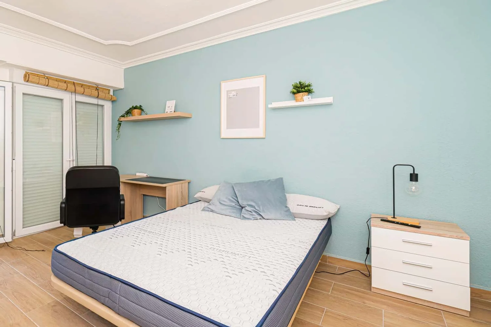 Budget-friendly student room close to campus in 