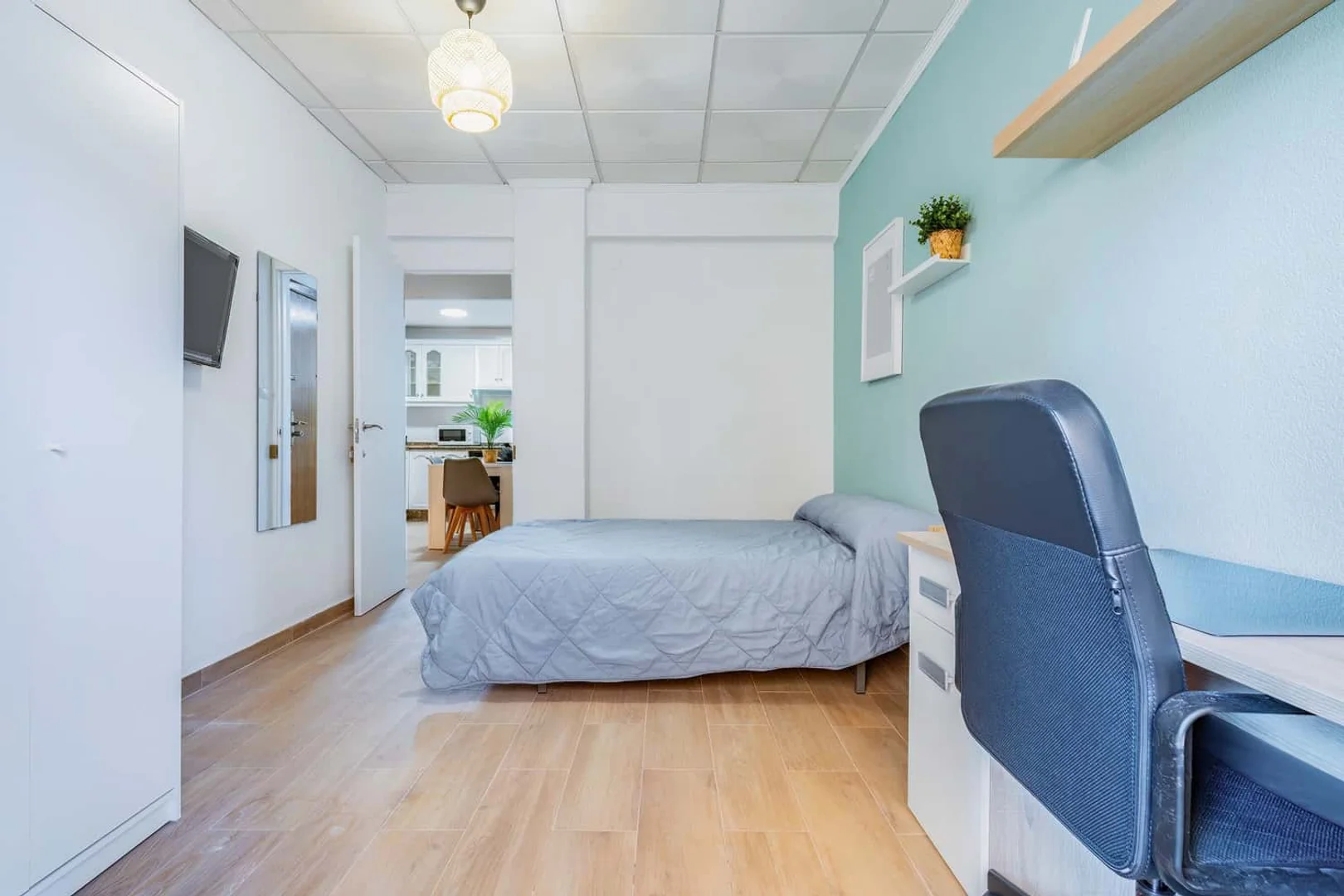 Habitación estudiantil luminosa y aireada con fácil acceso a la universidad en 