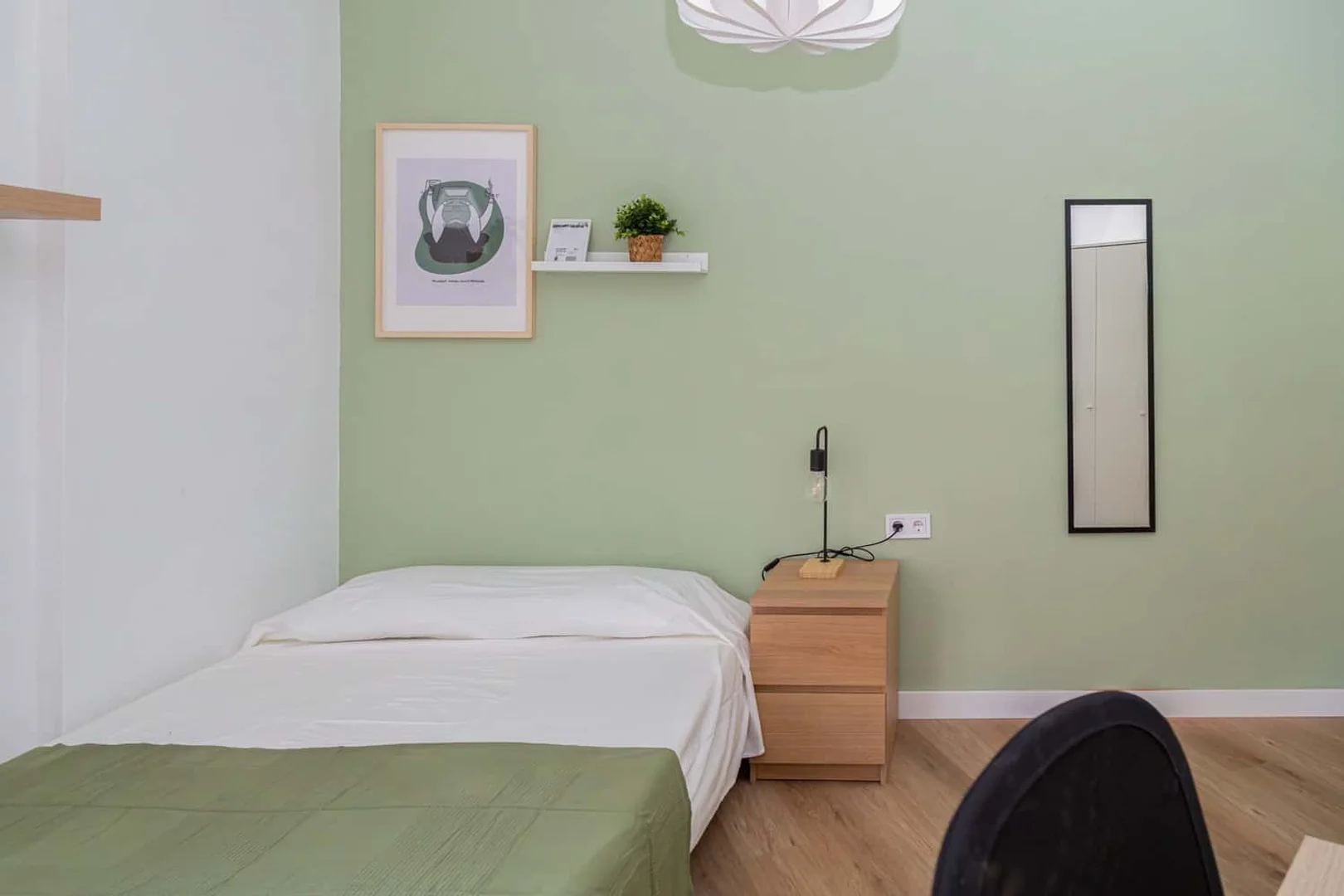 Comfortable and spacious student room in 
