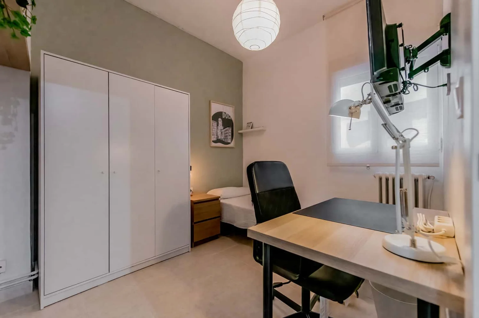 Chambre conviviale pour les étudiants dans  avec des équipements modernes