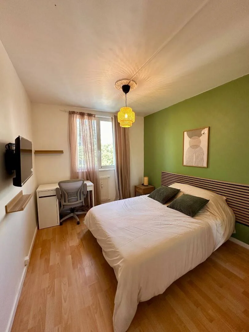 Habitación estudiantil amplia y cómoda en 