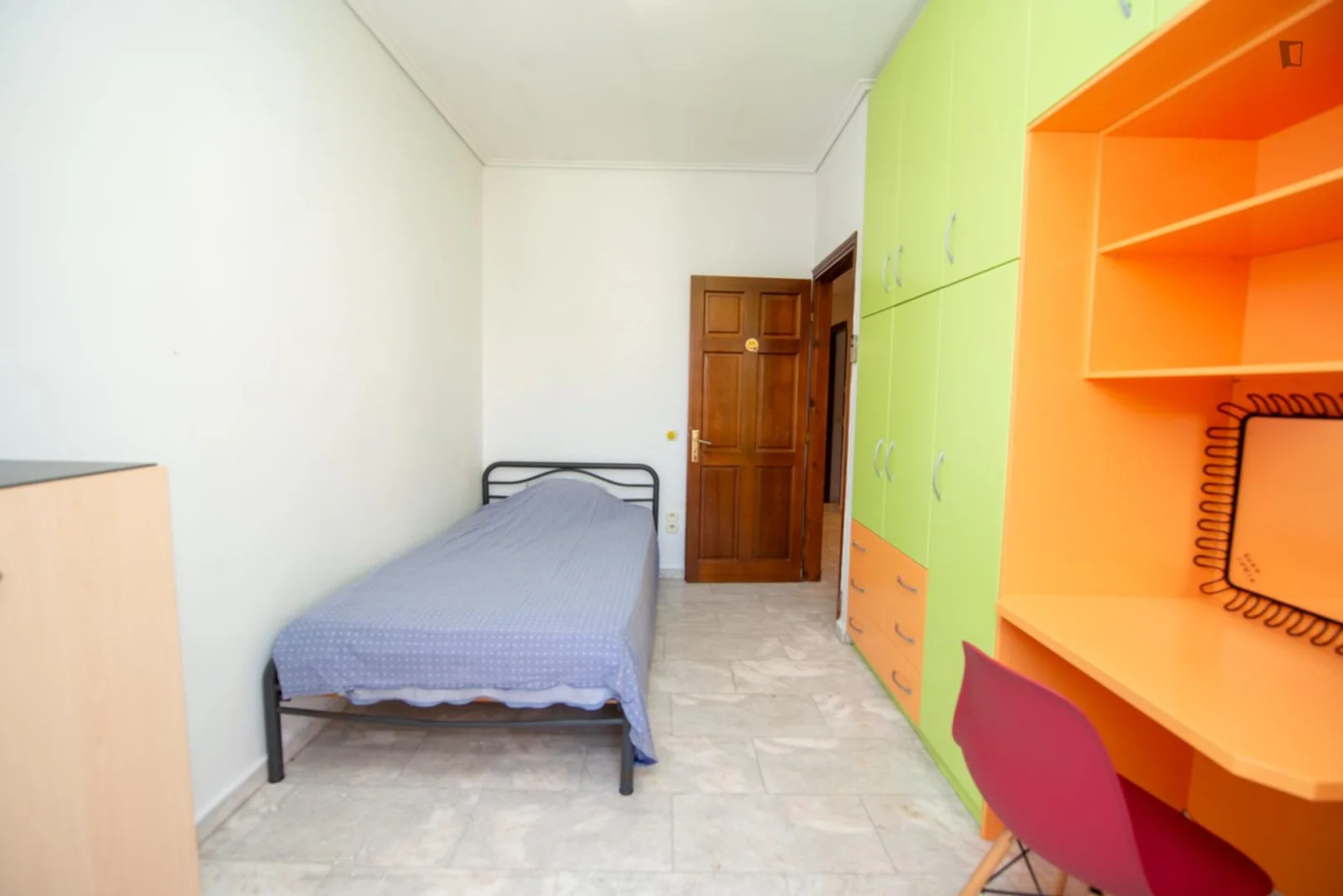 Quarto de estudante confortável e espaçoso em 
