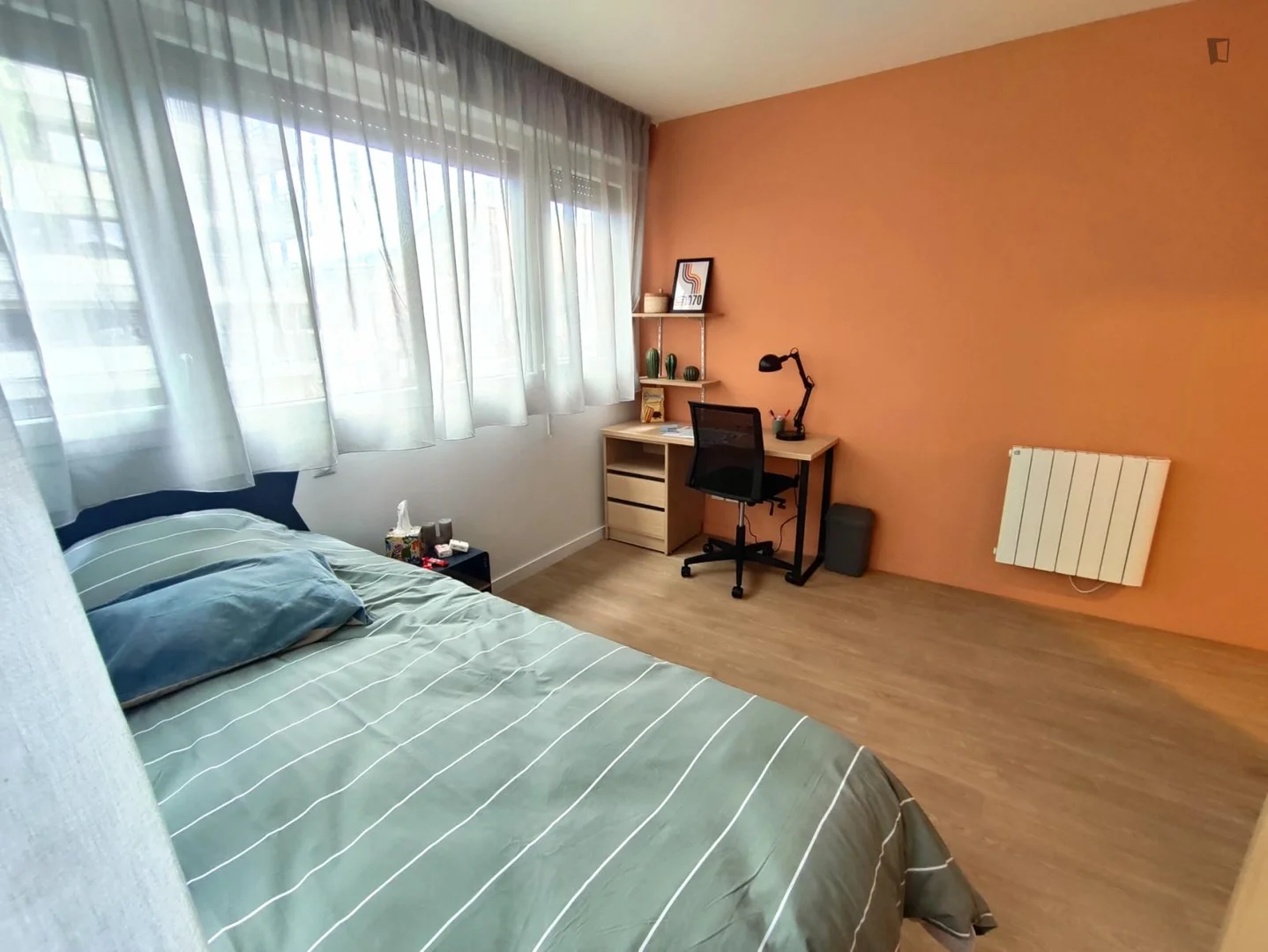 Comfortable and spacious student room in 