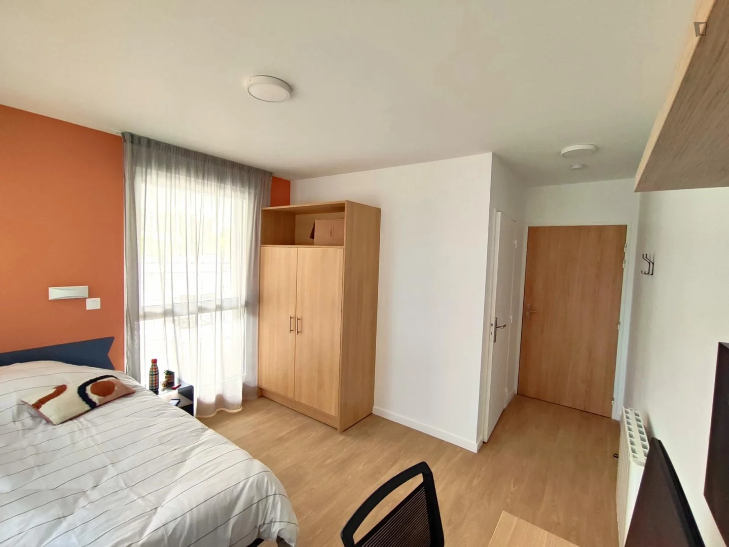 Bright and airy student room with easy university access in 