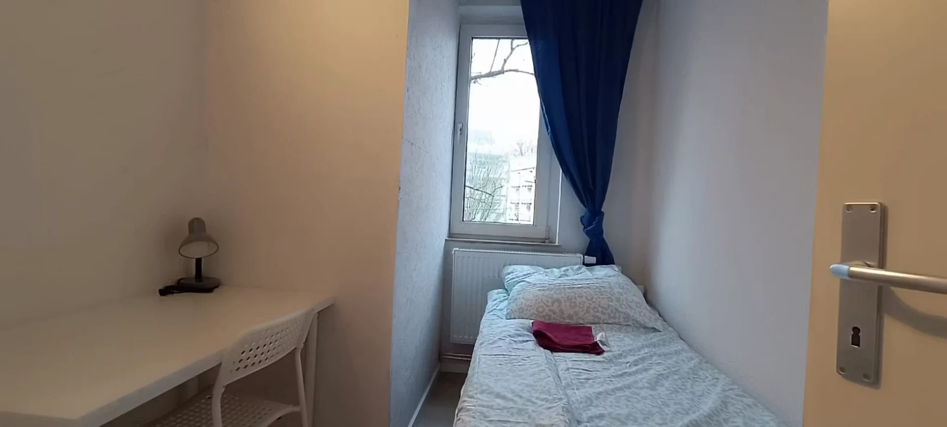 Quarto de estudante luminoso e arejado com acesso fácil à universidade em 