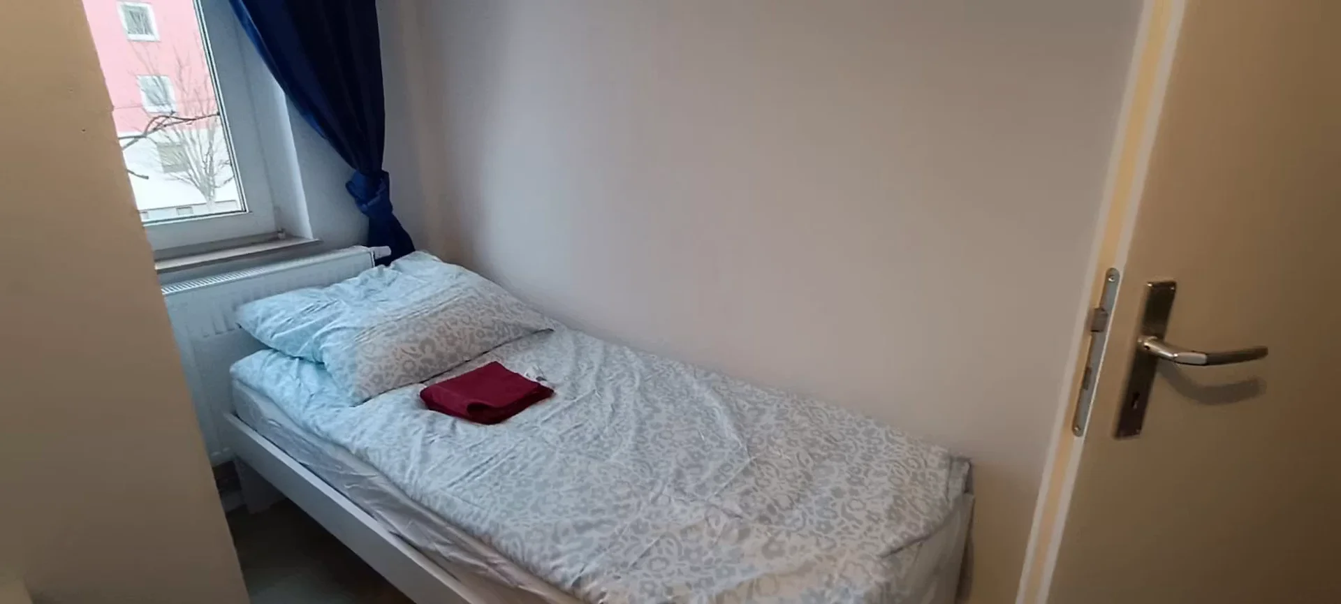 Quarto para alugar em apartamento de estudantes em , totalmente mobilado