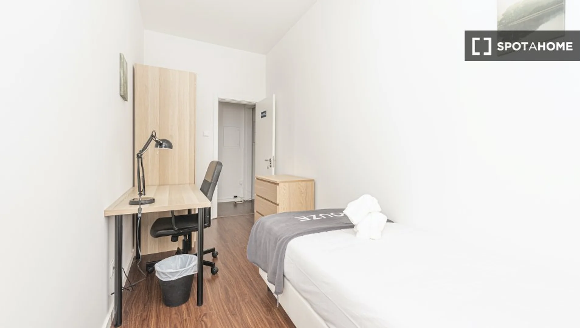 Zimmer in Studentenwohnung in zu vermieten, voll möbliert