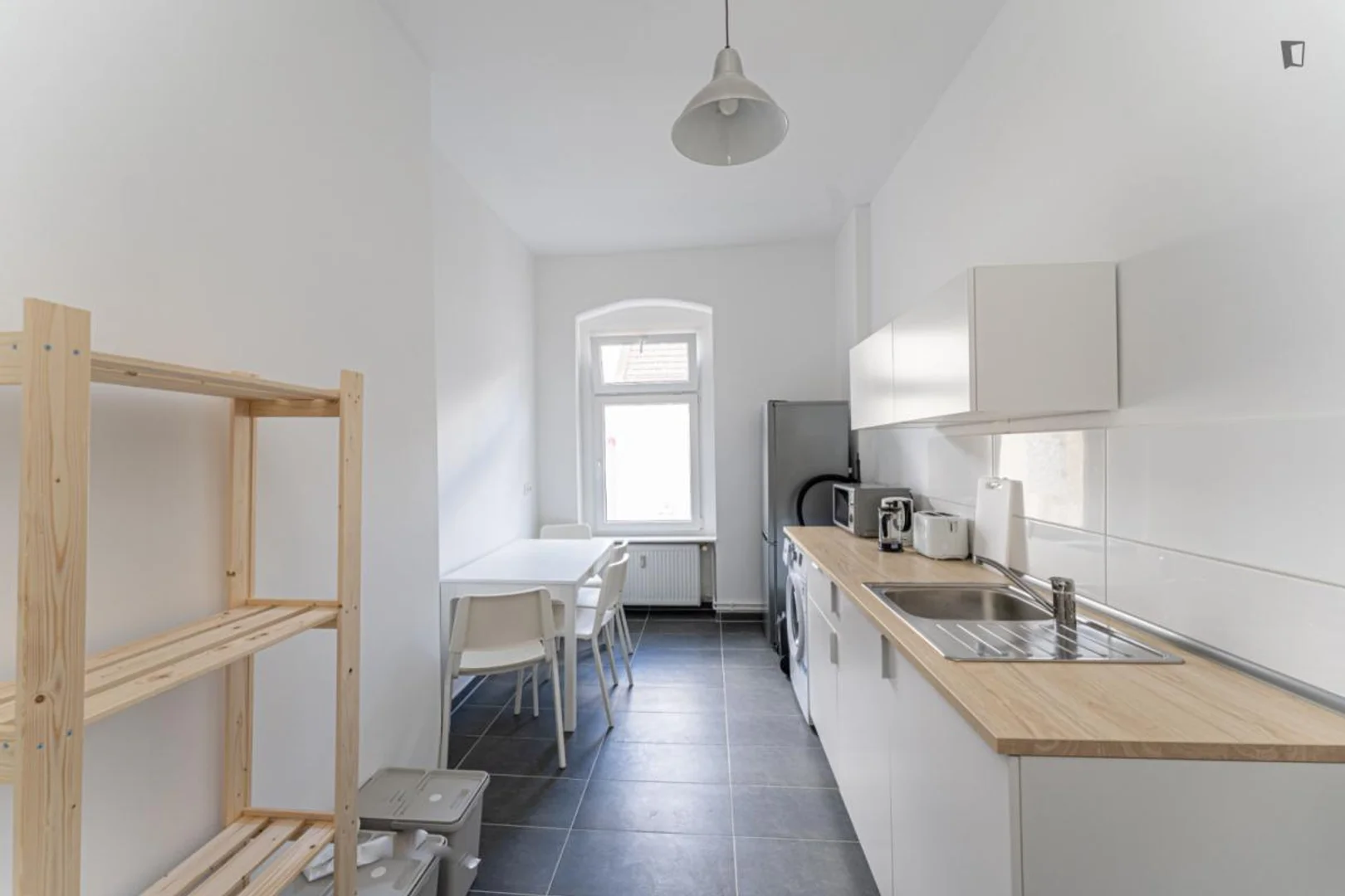 Room for rent in student apartment in , fully furnished