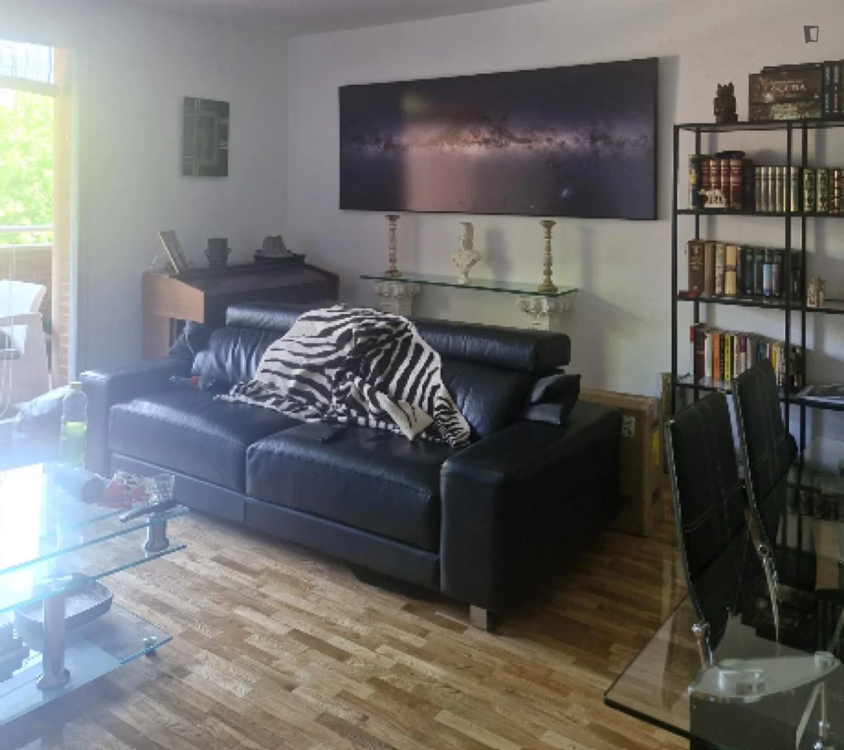 Bright and airy student room with easy university access in 