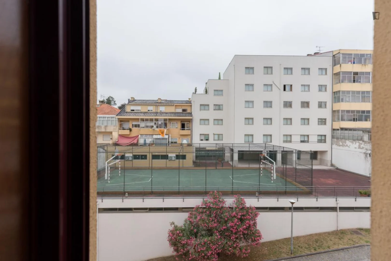 Habitación estudiantil luminosa y aireada con fácil acceso a la universidad en 
