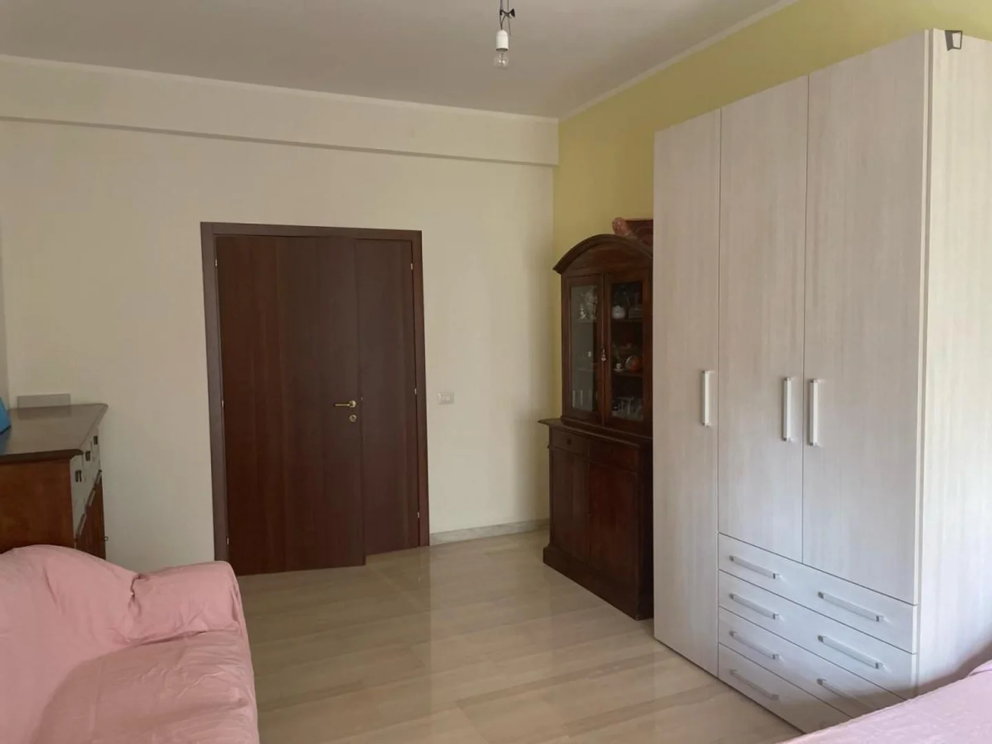 Quarto acolhedor para estudantes disponível em
