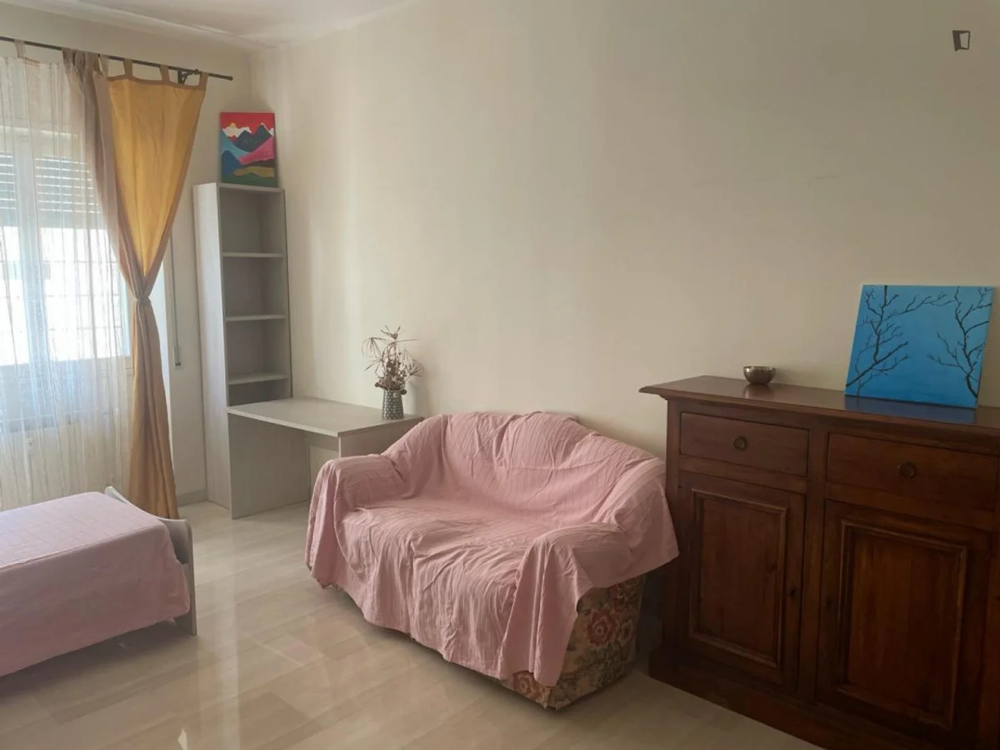 Quarto de estudante económico perto do campus em