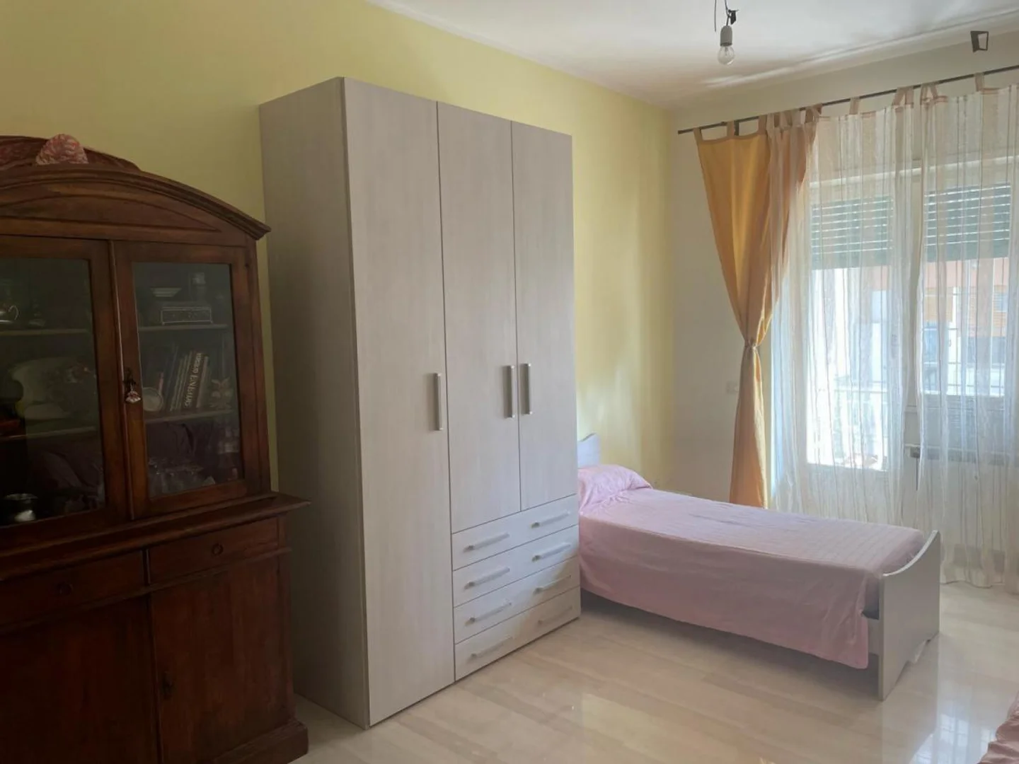 Quarto de estudante confortável e espaçoso em