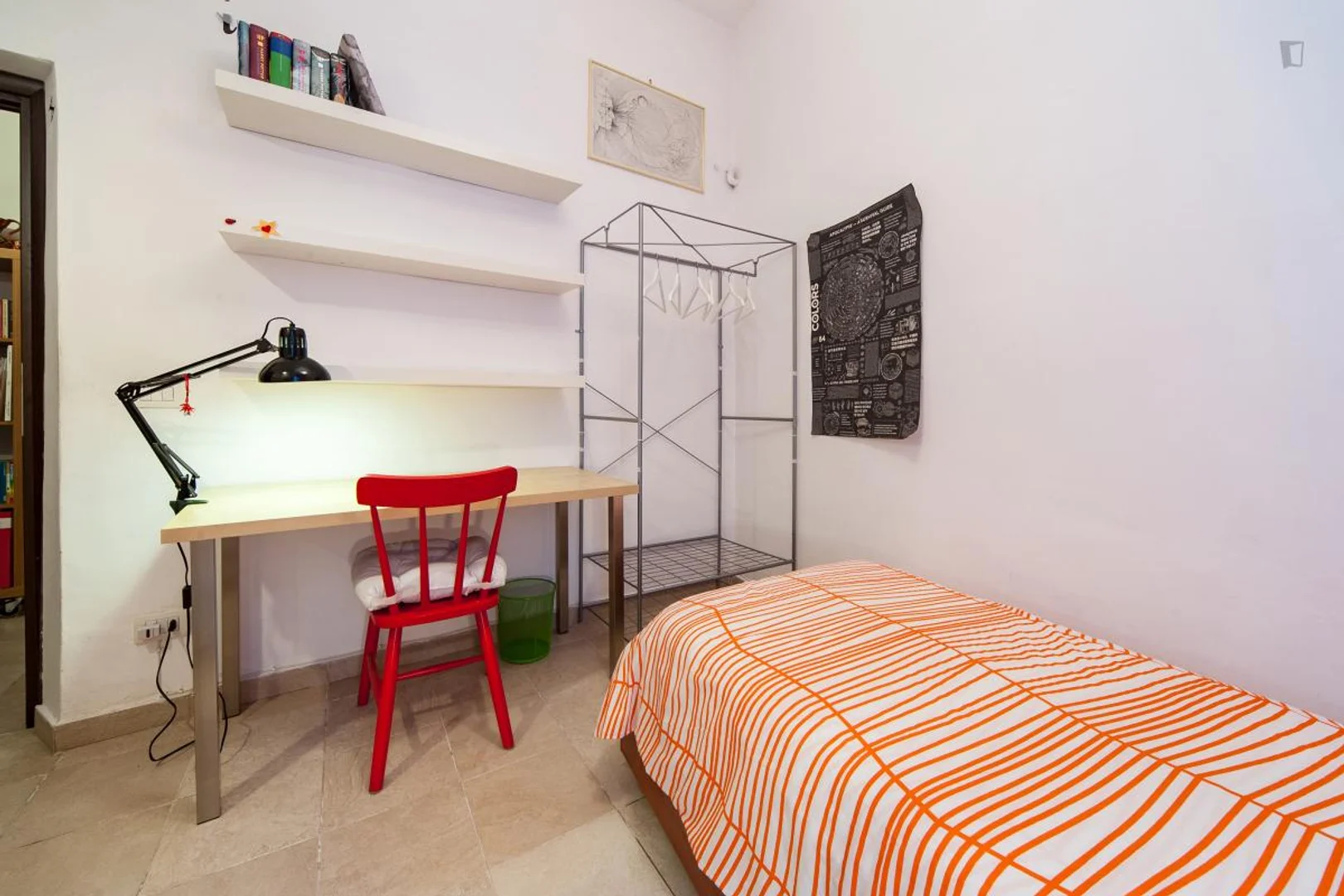 Stanza per studenti luminosa e ariosa con facile accesso all'università a 