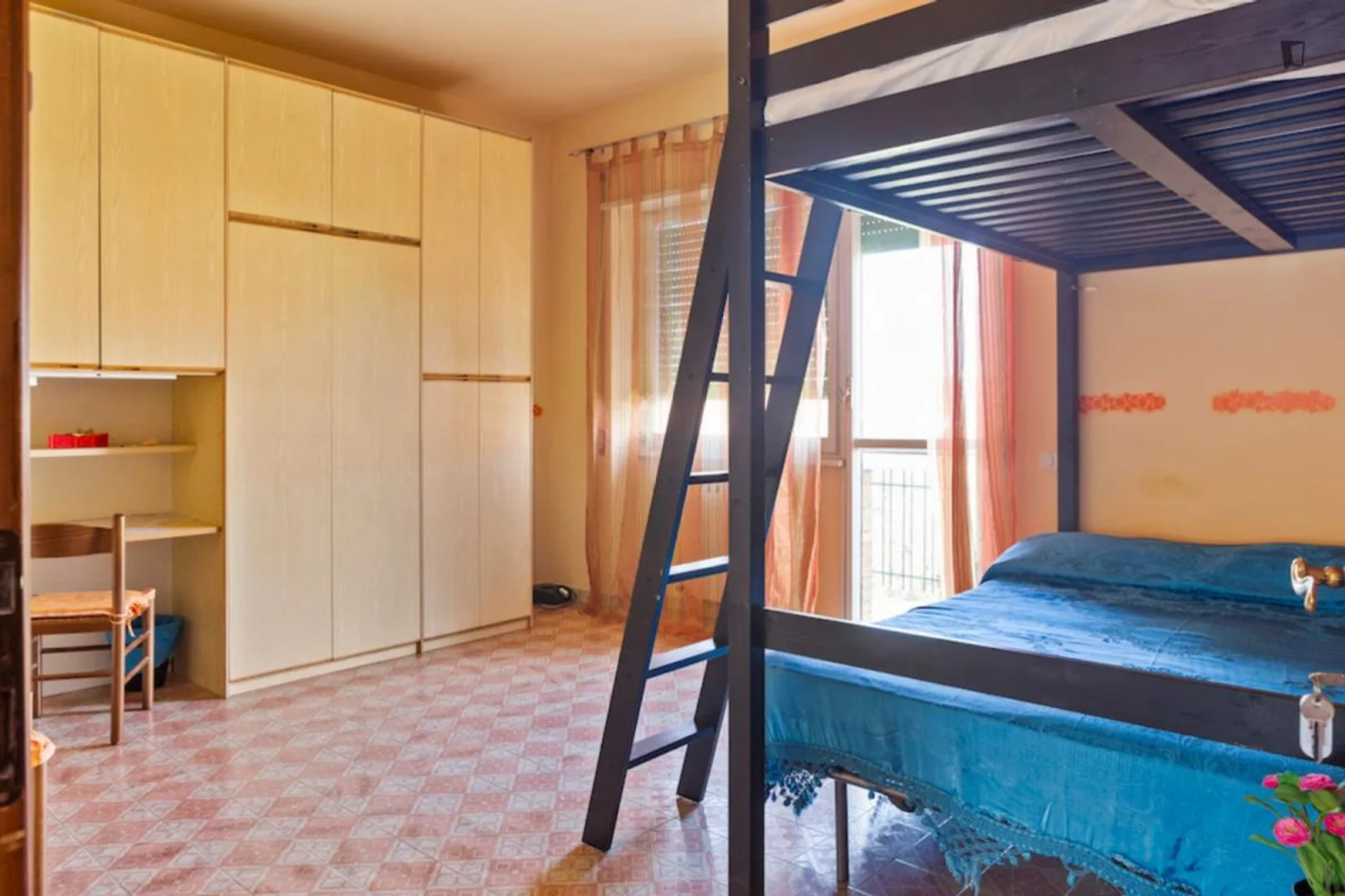 Habitación para estudiantes en con área de estudio y facilidades compartidas