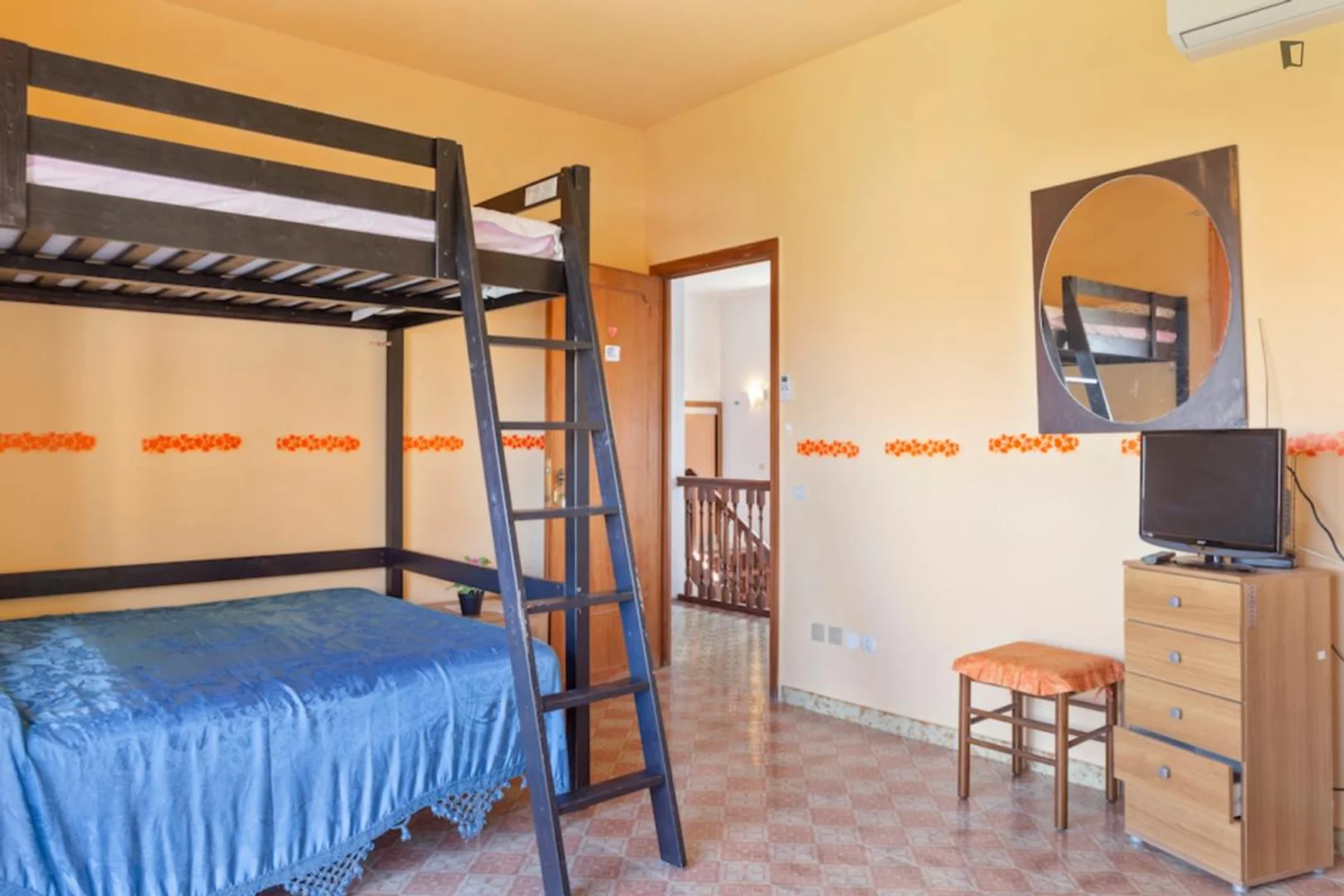 Habitación estudiantil económica cerca del campus en
