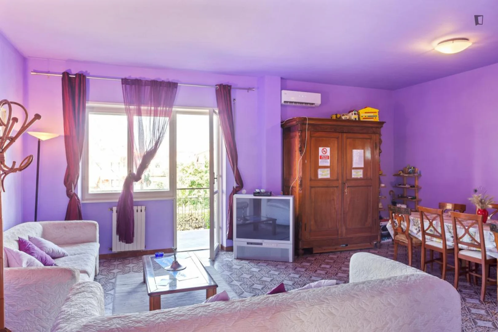 Habitación asequible para estudiantes con buena iluminación en