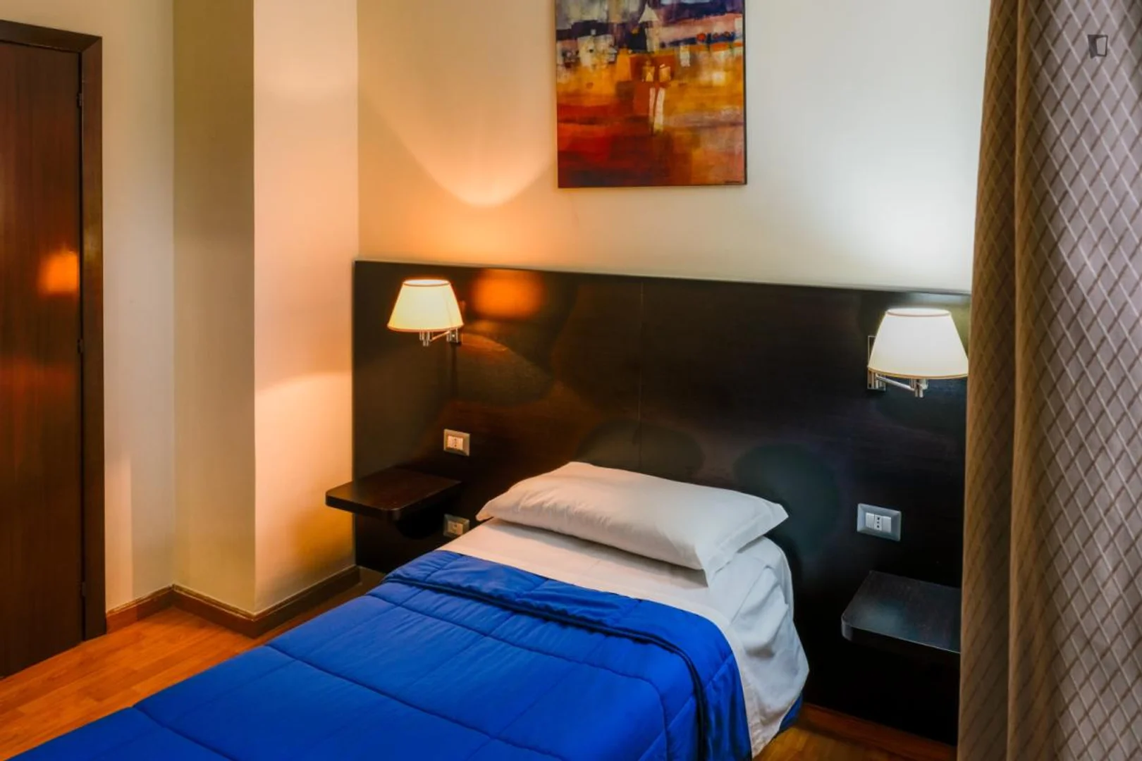 Stanza economica per studenti con ampia illuminazione in 