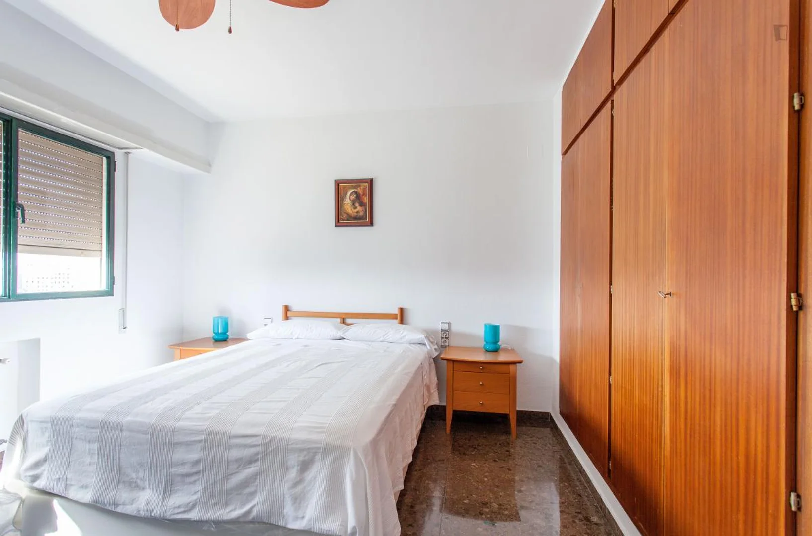 Quarto de estudante confortável e espaçoso em