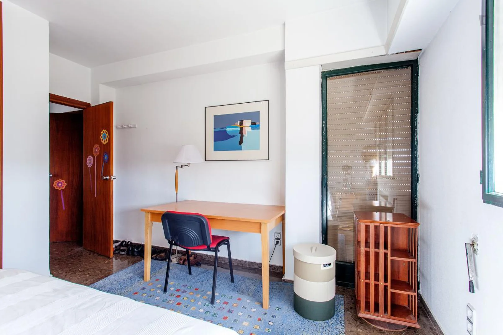 Quarto acessível para estudantes com iluminação ampla em