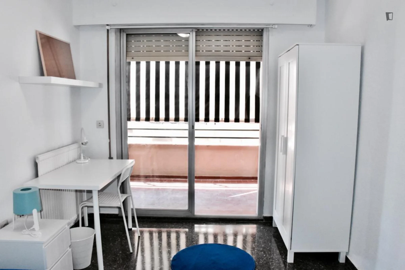 Quarto de estudante luminoso e arejado com acesso fácil à universidade em 