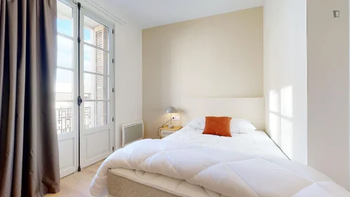 Private room at avenue Georges Clemenceau, image 1 of 13