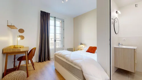Private room at avenue Georges Clemenceau, image 3 of 13