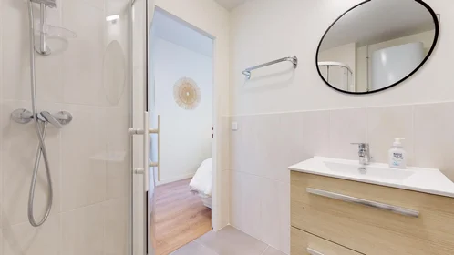 Private room at avenue Georges Clemenceau, image 5 of 13