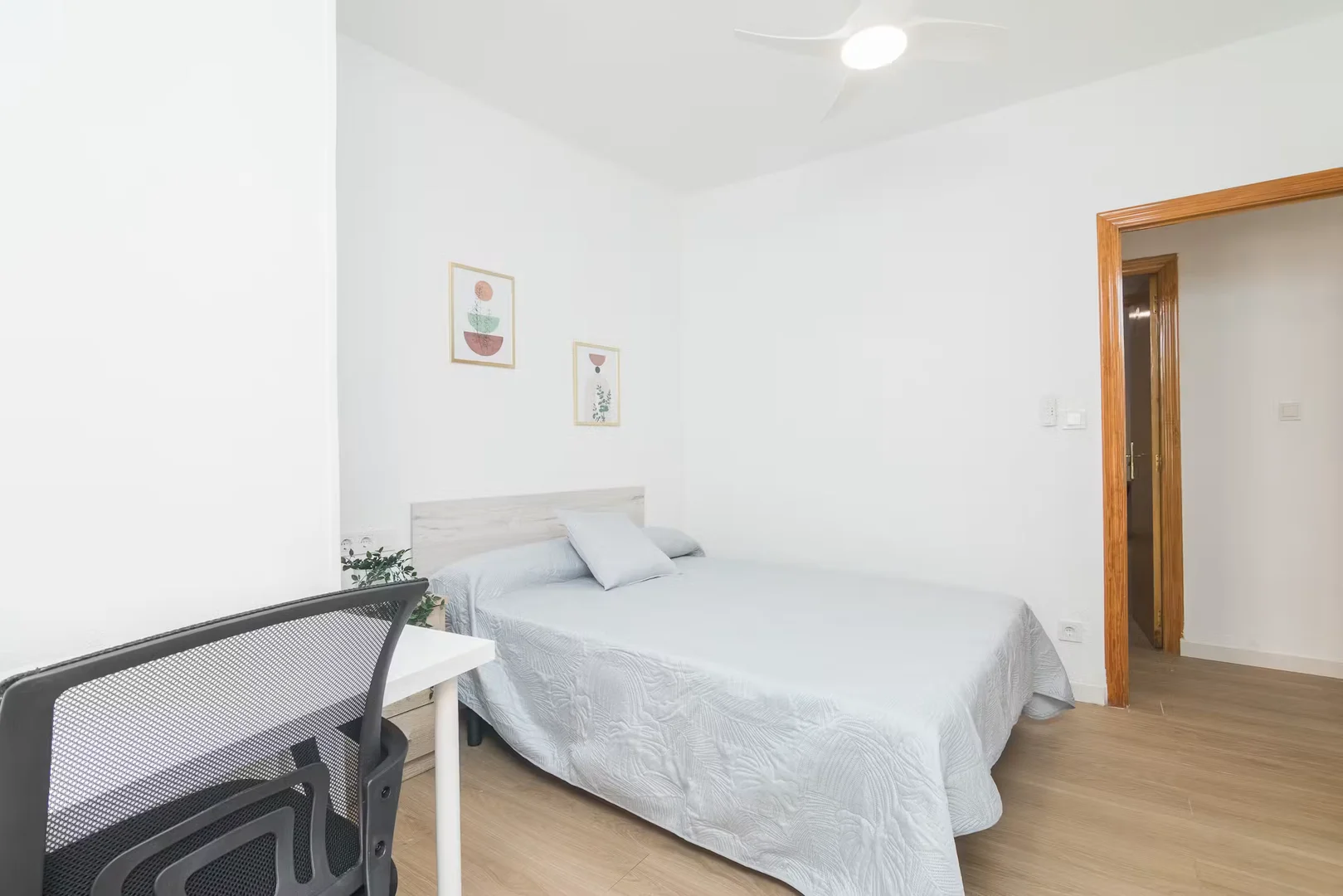 Quarto de estudante confortável e espaçoso em 