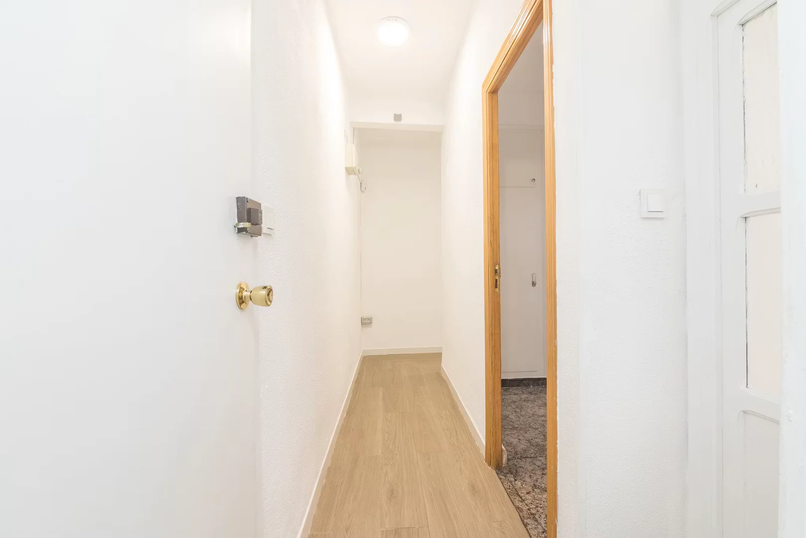 Quarto de estudante luminoso e arejado com acesso fácil à universidade em 