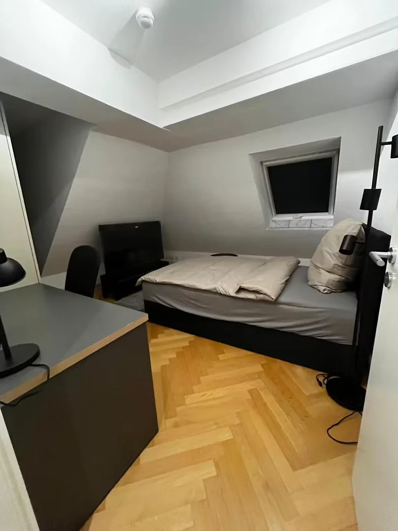 Chambre d'étudiant à avec espace d'étude et installations communes