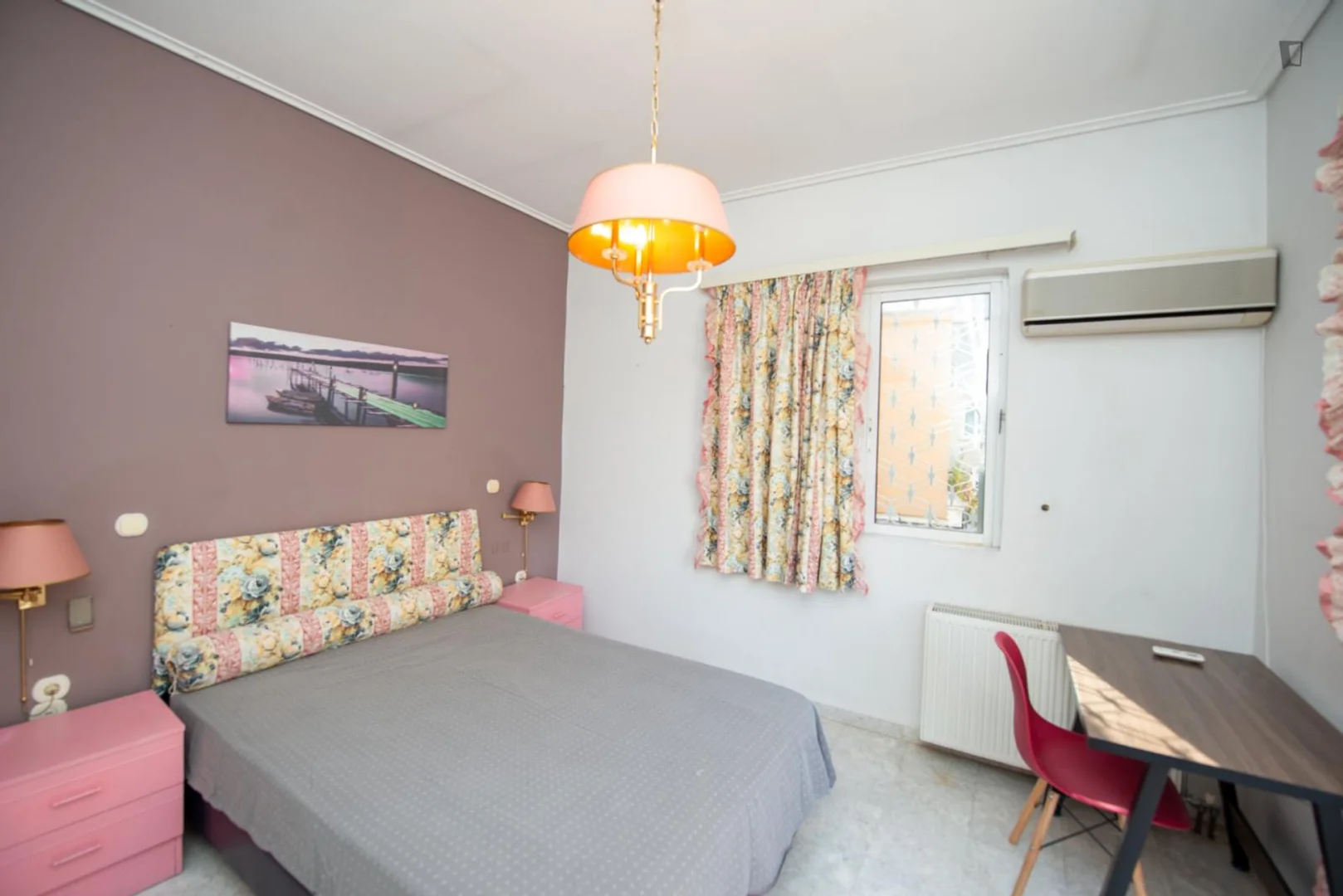 Comfortable and spacious student room in 
