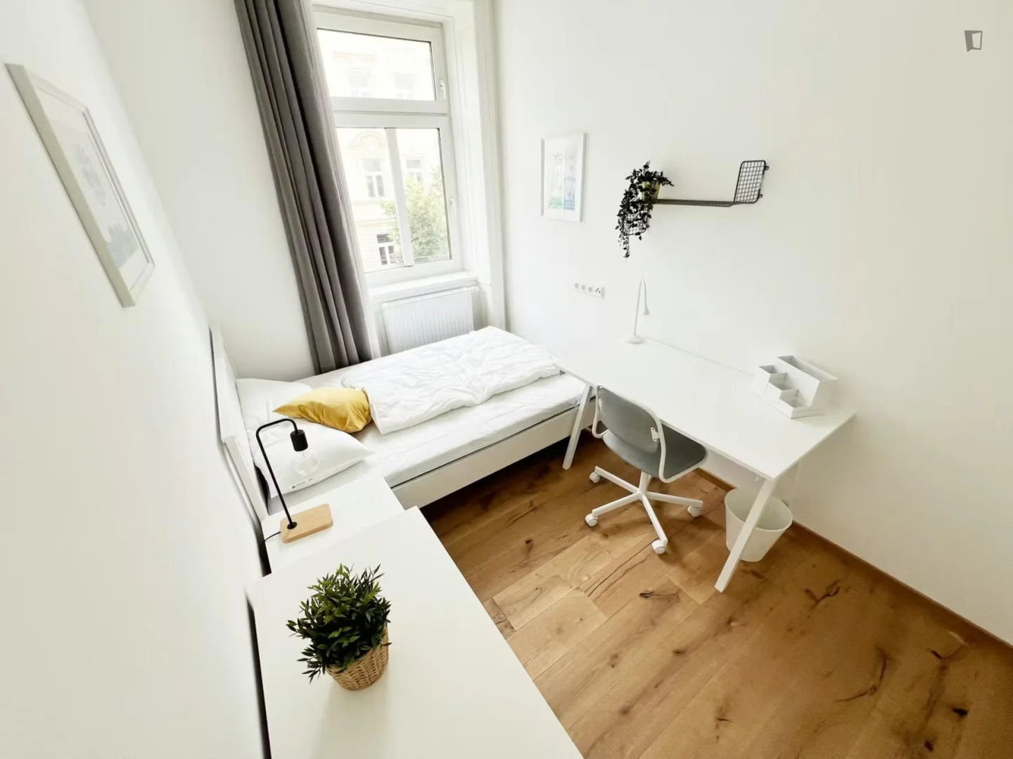 Bright and airy student room with easy university access in 