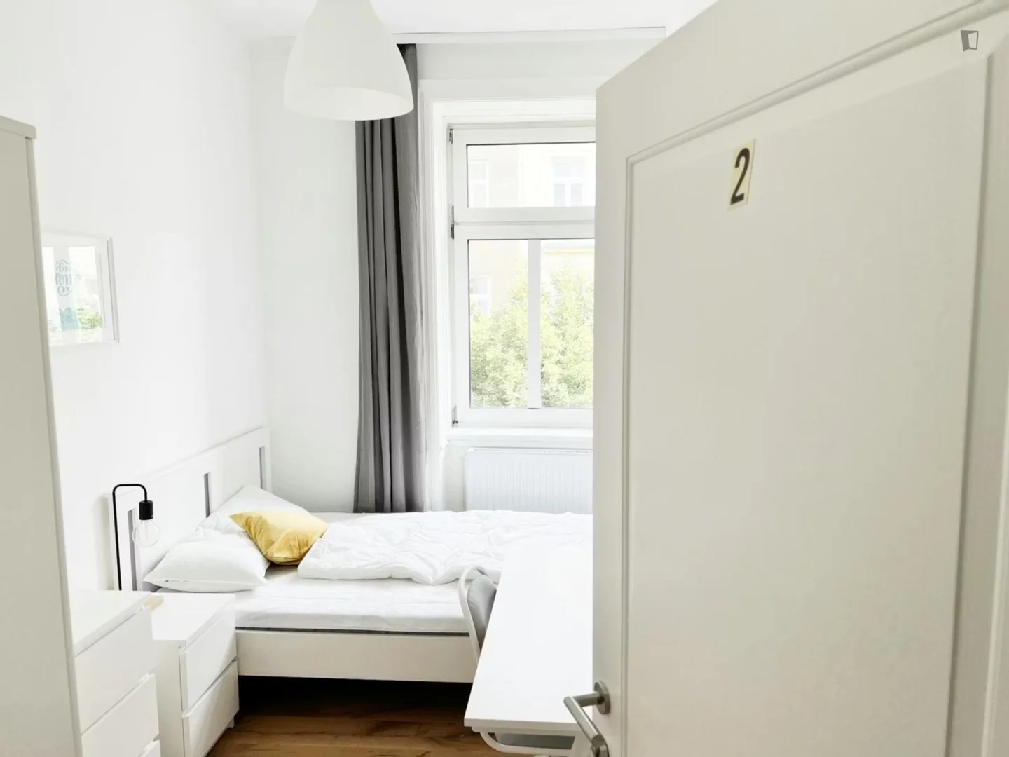 Bright and airy student room with easy university access in 