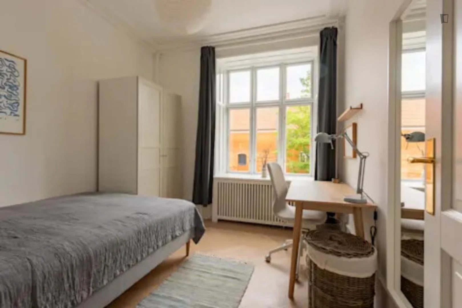 Bright and airy student room with easy university access in 