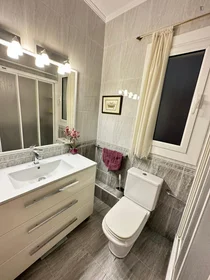 Chambre privée à Carrer del Cardenal Cervantes, image 3 de 5