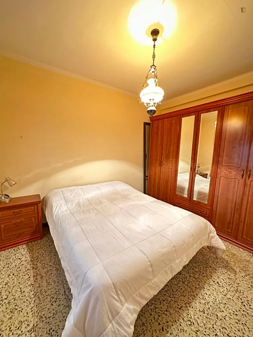 Habitación estudiantil luminosa y aireada con fácil acceso a la universidad en 