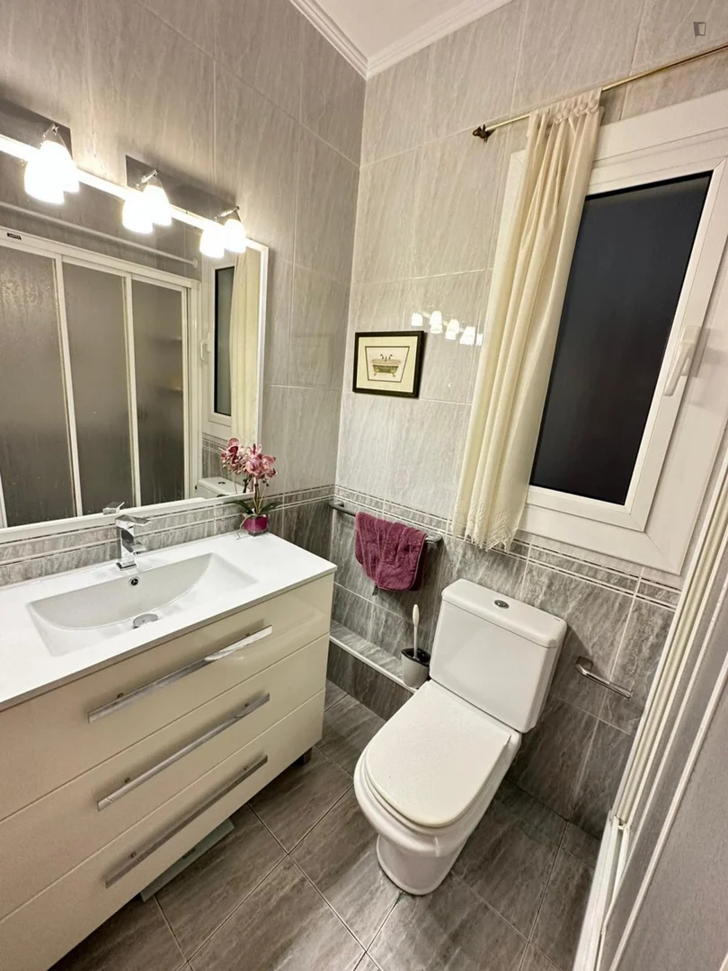 Habitación estudiantil luminosa y aireada con fácil acceso a la universidad en 