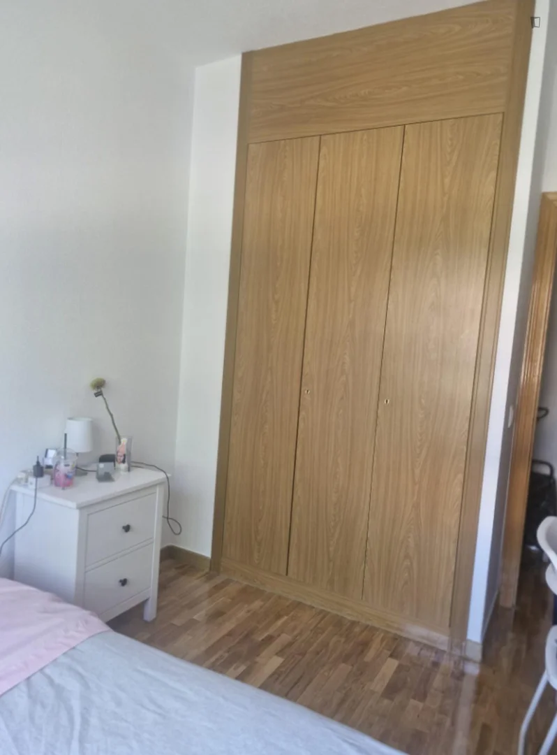 Quarto de estudante em  com área de estudo e instalações partilhadas