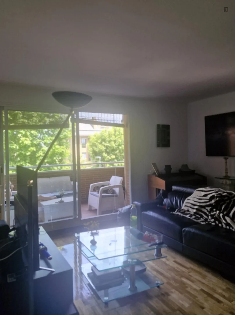 Quarto de estudante em  com área de estudo e instalações partilhadas