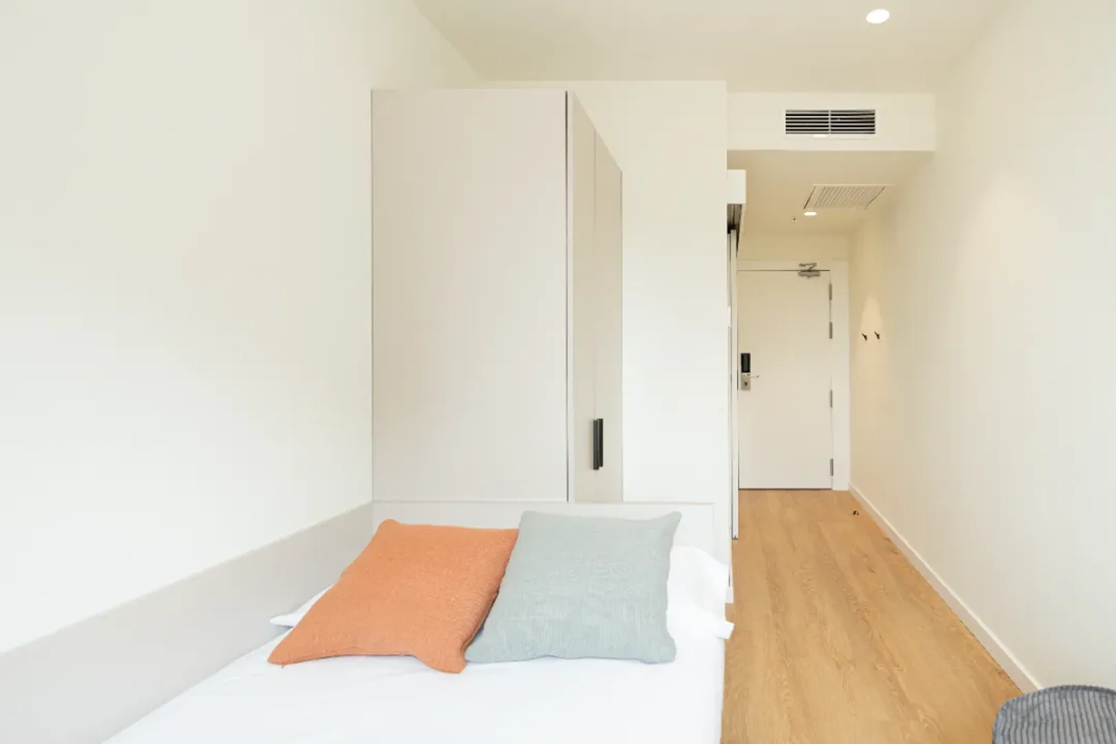 Habitación estudiantil luminosa y aireada con fácil acceso a la universidad en 