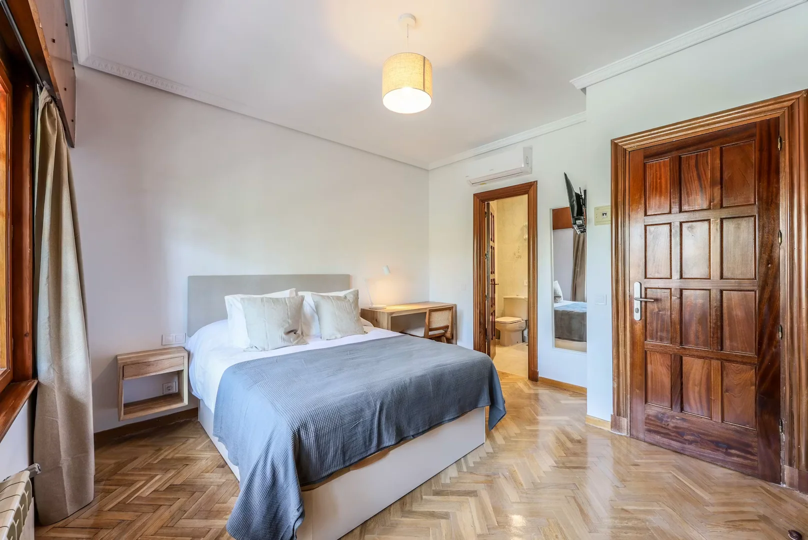 Comfortable and spacious student room in