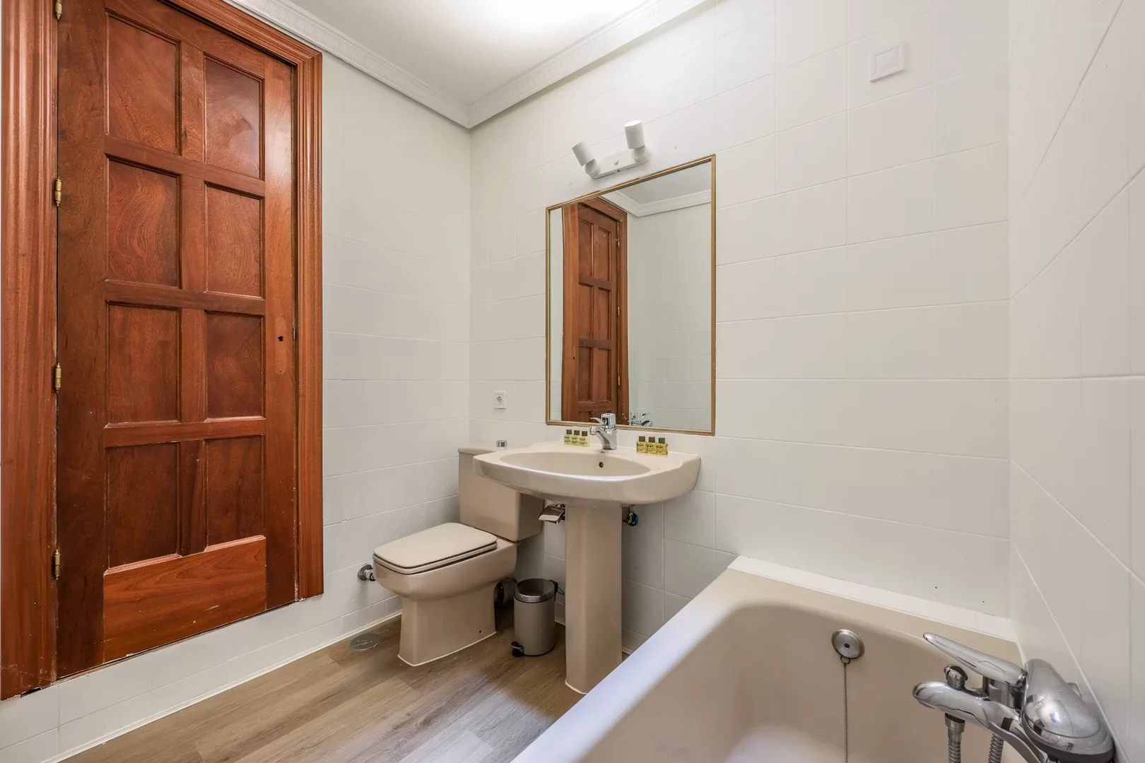 Economical student room with convenient location in